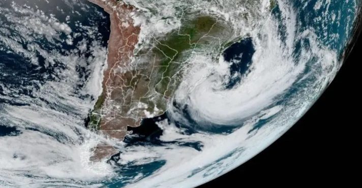 Imagens capturas por satélites na órbita da Terra mostram a formação do ciclone que afetou o Sul do Brasil | Foto: Divulgação/Nasa