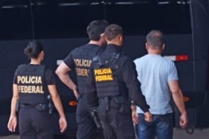 Silvinei Vasques chegou ao batalhão neste sábado, 27, por volta das 16h30, com apenas uma pequena mala | Foto: Marcelo Camargo/Agência Brasil