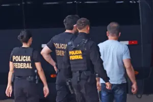 Silvinei Vasques chegou ao batalhão neste sábado, 27, por volta das 16h30, com apenas uma pequena mala | Foto: Marcelo Camargo/Agência Brasil