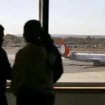 Passageiros observam avião da GOL em pista de aeroporto: risco de greve | Foto: Marcelo Camargo/Agência Brasil
