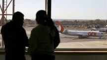 Passageiros observam avião da GOL em pista de aeroporto: risco de greve | Foto: Marcelo Camargo/Agência Brasil