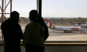 Passageiros observam avião da GOL em pista de aeroporto: risco de greve | Foto: Marcelo Camargo/Agência Brasil