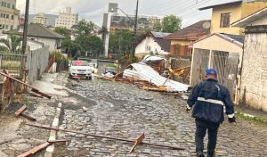 As equipes resgate atenderam 15 famílias afetadas pelo temporal | Foto: Divulgação/Defesa Civil