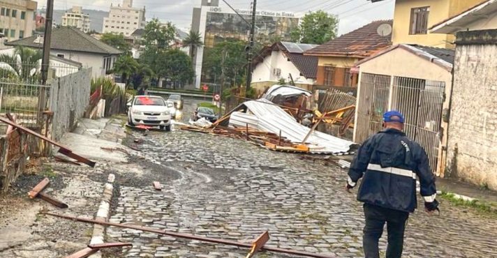 As equipes resgate atenderam 15 famílias afetadas pelo temporal | Foto: Divulgação/Defesa Civil