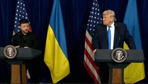 Presidente da Ucrânia, Volodymyr Zelensky, e o presidente dos EUA, Donald Trump, se reuniram na Flórida, neste domingo, 28 | Foto: Reprodução/Youtube/Casa Branca