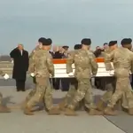 Trump (ao fundo) presta continência durante homenagem a soldados mortos na Síria | Foto: Reprodução/X