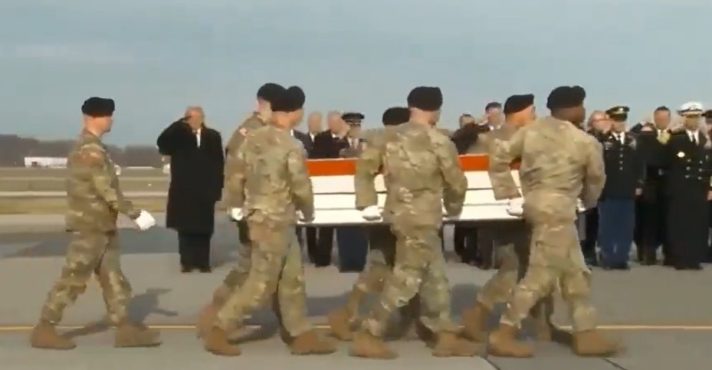 Trump (ao fundo) presta continência durante homenagem a soldados mortos na Síria | Foto: Reprodução/X