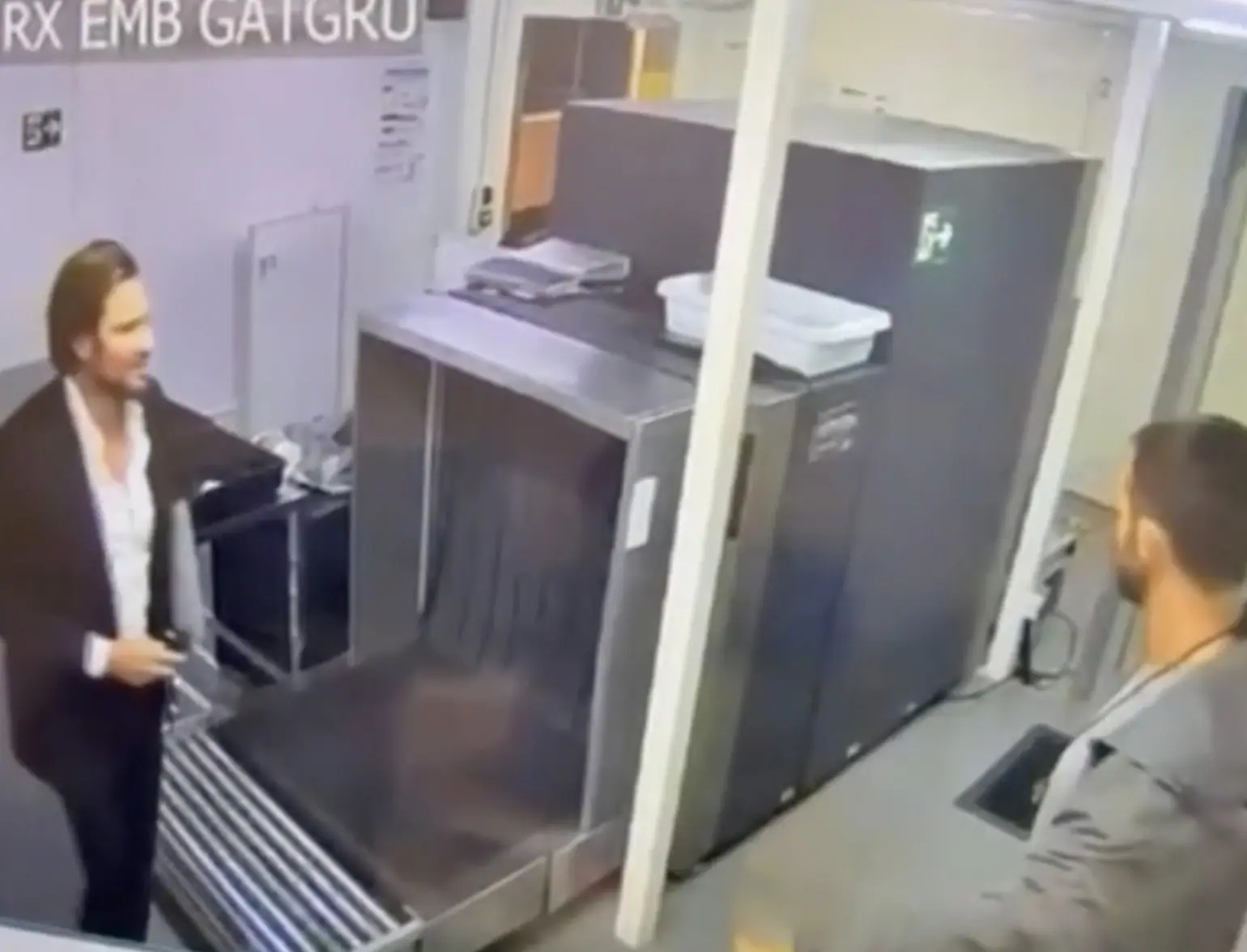 Câmeras de segurança flagram o momento em que Daniel Vorcaro é preso no Aeroporto de Guarulhos (SP)
