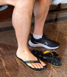 Cena do vídeo em que Romeu Zema calça marca de concorrente da Havaianas com o pé direito | Foto: Reprodução/Instagram/@romeuzemaoficial