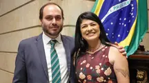 Carlos Bolsonaro renuncia à Câmara do Rio; suplente assume