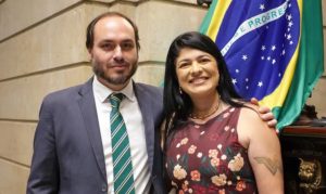 Carlos Bolsonaro renuncia à Câmara do Rio; suplente assume