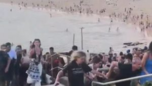 Pessoas fogem de tiroteio na Austrália | Foto: Reprodução/X