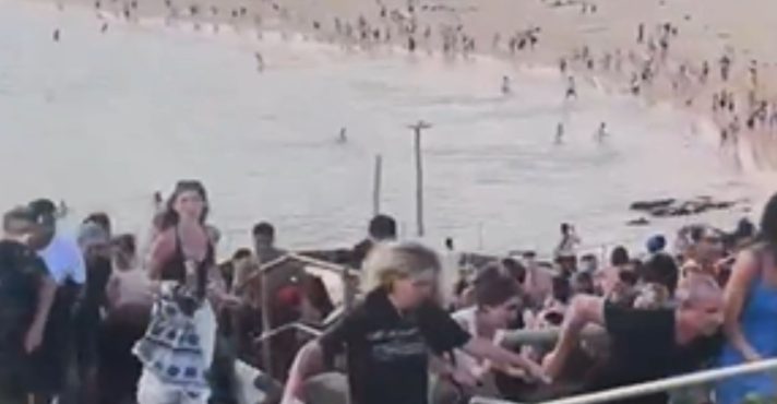 Pessoas fogem de tiroteio na Austrália | Foto: Reprodução/X