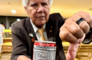 Psol quer imposto para bebidas açucaradas até em refrigerante sem açúcar
