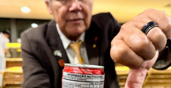 Psol quer imposto para bebidas açucaradas até em refrigerante sem açúcar