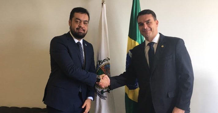 Cláudio Castro e Flávio Bolsonaro durante encontro em 2019 | Foto: Reprodução/Facebook