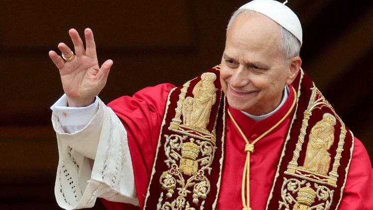 Leão XIV cumprimentando os fiéis presentes na Praça de São Pedro | Foto: Divulgação/Vaticano