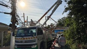 Além de afetar semáforos, vendaval derrubou árvores e deixou milhares de paulistanos sem luz | Foto: Enel/Divulgação