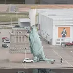 Apesar do susto, queda de estátua não causou ferimentos | Foto: Reprodução/X