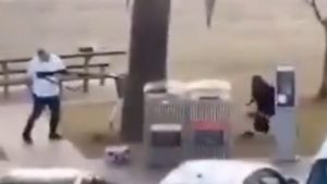 Vídeo mostra momento em que homem interrompeu atentado ao atacar o terrorista | Foto: Reprodução/X