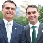 O ex-presidente Jair Bolsonaro ao lado do senador Flávio Bolsonaro; em registro de 2020 | Foto: Divulgação/PSL
