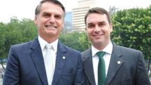 O ex-presidente Jair Bolsonaro ao lado do senador Flávio Bolsonaro; em registro de 2020 | Foto: Divulgação/PSL