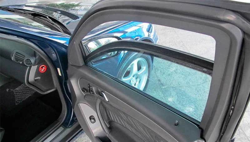 Uma janela de carro blindada | Foto: Reprodução/Abrablin