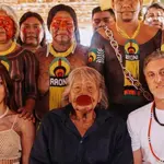 O apresentador Luciano Huck em foto com Anitta, Raoni e indígenas sem camiseta e celular | Foto: Reprodução/Instagram