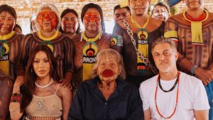 O apresentador Luciano Huck em foto com Anitta, Raoni e indígenas sem camiseta e celular | Foto: Reprodução/Instagram