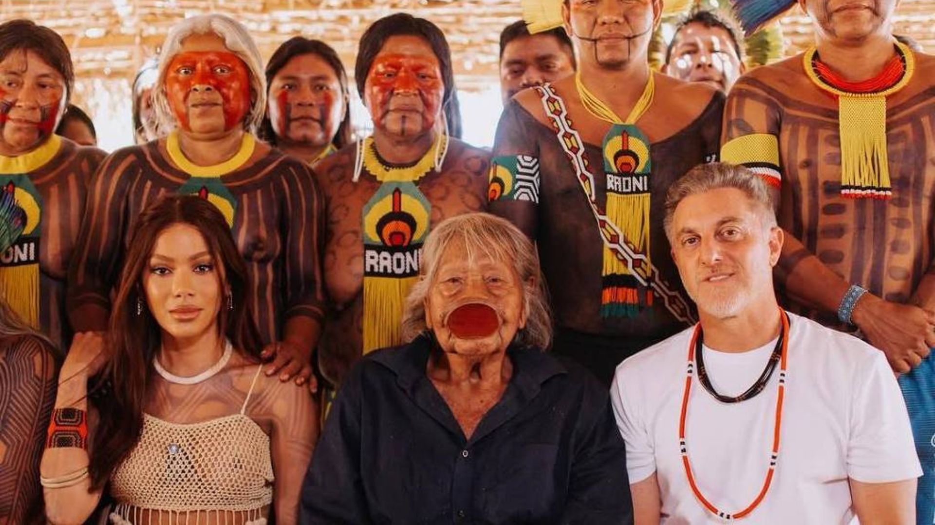 O apresentador Luciano Huck em foto com Anitta, Raoni e indígenas sem camiseta e celular | Foto: Reprodução/Instagram