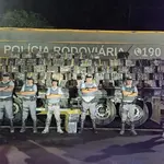 Policiais posam em frente à maconha apreendida | Foto: Divulgação/SSP-SP