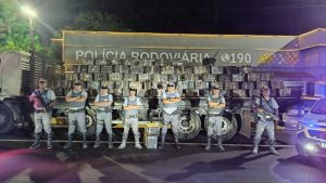 Policiais posam em frente à maconha apreendida | Foto: Divulgação/SSP-SP