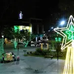 Uma praça decorada com adornos de Natal | Foto: Reprodução/Redes sociais