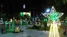 Uma praça decorada com adornos de Natal | Foto: Reprodução/Redes sociais