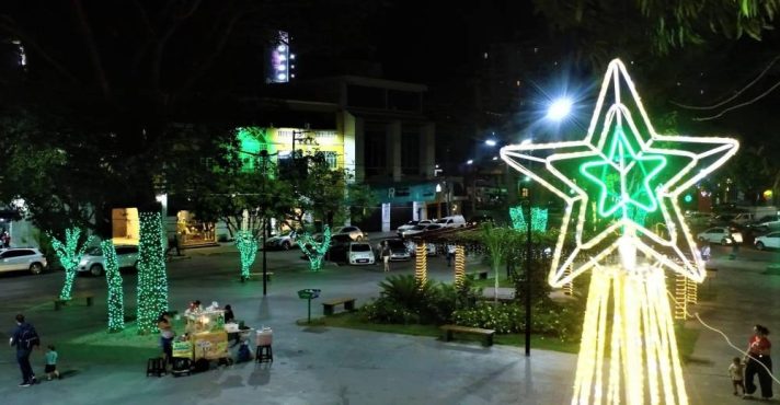 Uma praça decorada com adornos de Natal | Foto: Reprodução/Redes sociais