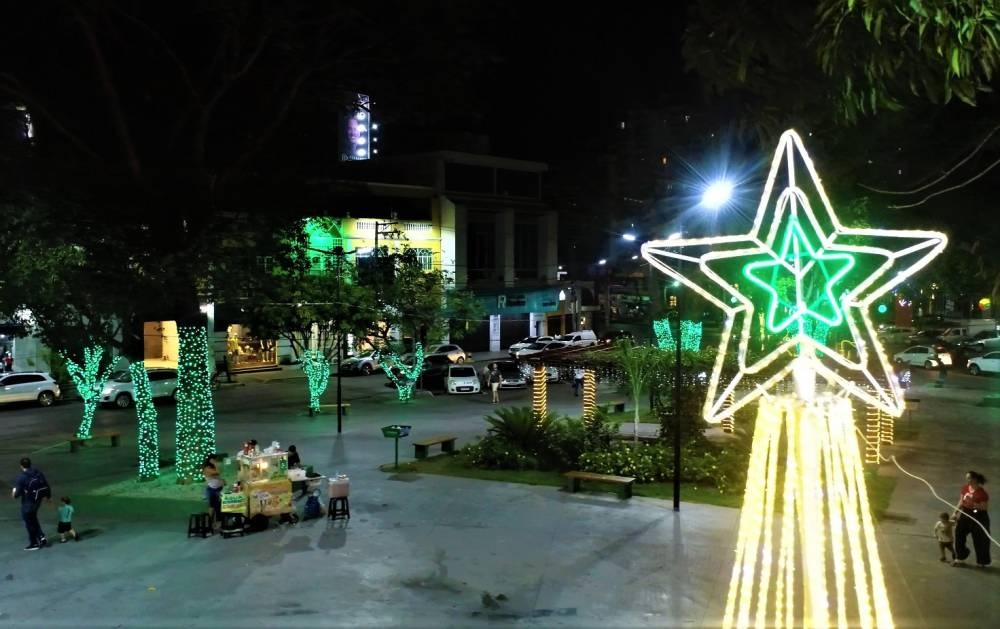 Uma praça decorada com adornos de Natal | Foto: Reprodução/Redes sociais