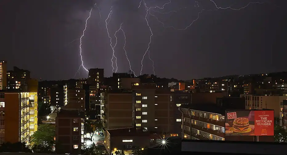 previsão do tempo com pancadas de chuva e trovoadas - raios e trovoões - agência brasil