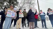 Jovens protestam na Sibéria contra banimento do Roblox pela Rússia