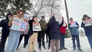 Jovens protestam na Sibéria contra banimento do Roblox pela Rússia