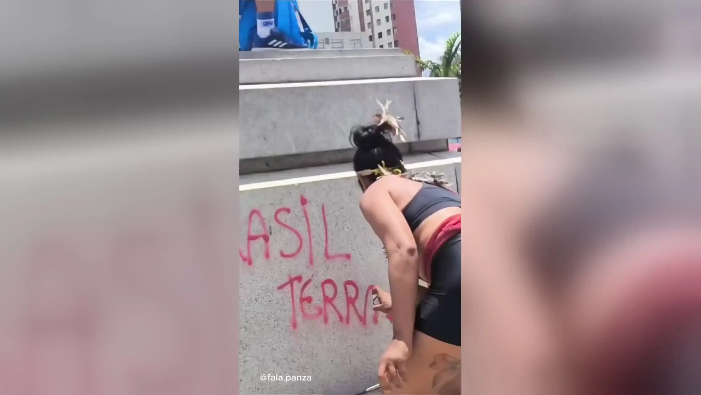 Mulher picha estátua durante manifestação de esquerda | Foto: FalaPanza/Reprodução