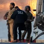 Nicolás Maduro, capturado, é escoltado até o Tribunal Federal Daniel Patrick Moynihan, em Manhattan, para sua primeira audiência perante o tribunal, onde enfrentará acusações federais americanas, incluindo narcoterrorismo, conspiração, tráfico de drogas, lavagem de dinheiro e outros crimes. Nova York, EUA, em 5 de janeiro de 2026 | Foto: Reuters/Adam Gray