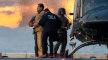 Nicolás Maduro, capturado, é escoltado até o Tribunal Federal Daniel Patrick Moynihan, em Manhattan, para sua primeira audiência perante o tribunal, onde enfrentará acusações federais americanas, incluindo narcoterrorismo, conspiração, tráfico de drogas, lavagem de dinheiro e outros crimes. Nova York, EUA, em 5 de janeiro de 2026 | Foto: Reuters/Adam Gray