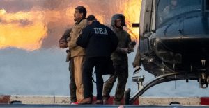 Nicolás Maduro, capturado, é escoltado até o Tribunal Federal Daniel Patrick Moynihan, em Manhattan, para sua primeira audiência perante o tribunal, onde enfrentará acusações federais americanas, incluindo narcoterrorismo, conspiração, tráfico de drogas, lavagem de dinheiro e outros crimes. Nova York, EUA, em 5 de janeiro de 2026 | Foto: Reuters/Adam Gray