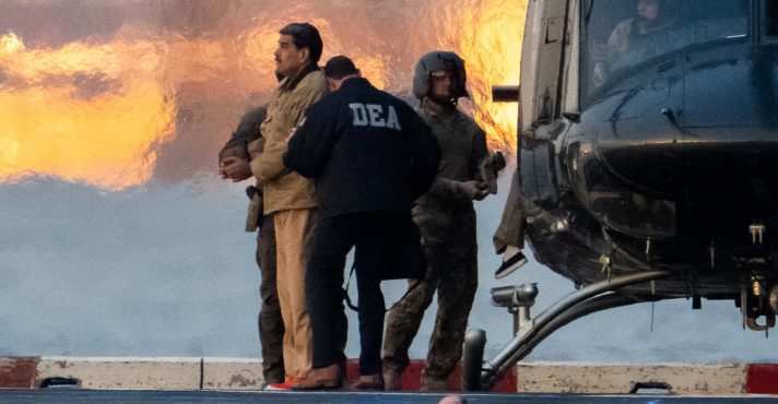 Nicolás Maduro, capturado, é escoltado até o Tribunal Federal Daniel Patrick Moynihan, em Manhattan, para sua primeira audiência perante o tribunal, onde enfrentará acusações federais americanas, incluindo narcoterrorismo, conspiração, tráfico de drogas, lavagem de dinheiro e outros crimes. Nova York, EUA, em 5 de janeiro de 2026 | Foto: Reuters/Adam Gray