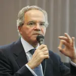 Brasil, Rio de Janeiro, RJ. 20/09/2005. O empresário Nelson Tanure, responsável pelos jornais "Gazeta Mercantil" e "Jornal do Brasil", concede entrevista sobre o plano de reestruturação da Varig, no Tribunal de Justiça do Rio de Janeiro