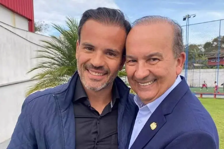 O governador de Santa Catarina, Jorginho Mello (PL), ao lado do seu filho, Filipe Mello