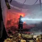 Incêndio em fábrica de colchões na zona leste de São Paulo atinge outros imóveis