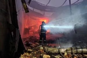 Incêndio em fábrica de colchões na zona leste de São Paulo atinge outros imóveis