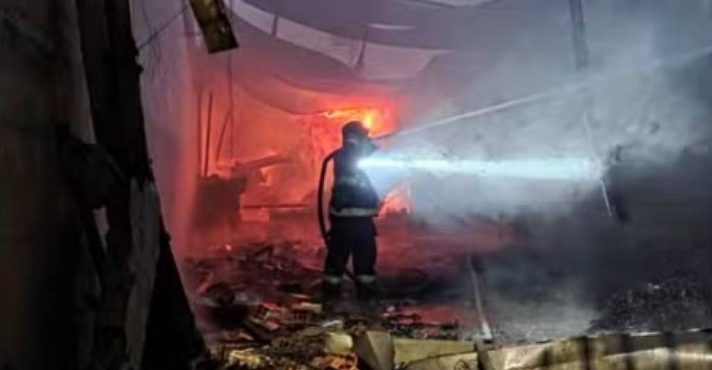 Incêndio em fábrica de colchões na zona leste de São Paulo atinge outros imóveis