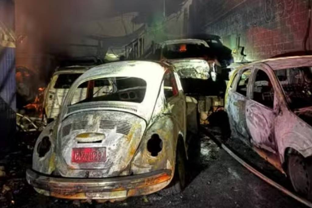 Incêndio destrói fábrica de colchões e atinge imóveis na zona leste de São Paulo